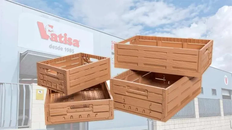 Lineal de fruter&iacute;a moderno mostrando frutas y verduras frescas organizadas en cajas de pl&aacute;stico plegables con acabado efecto madera r&uacute;stica.