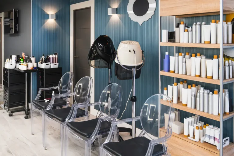 Dise&ntilde;o interior y decoraci&oacute;n de salones de belleza modernos con tocadores organizados y vitrinas iluminadas.