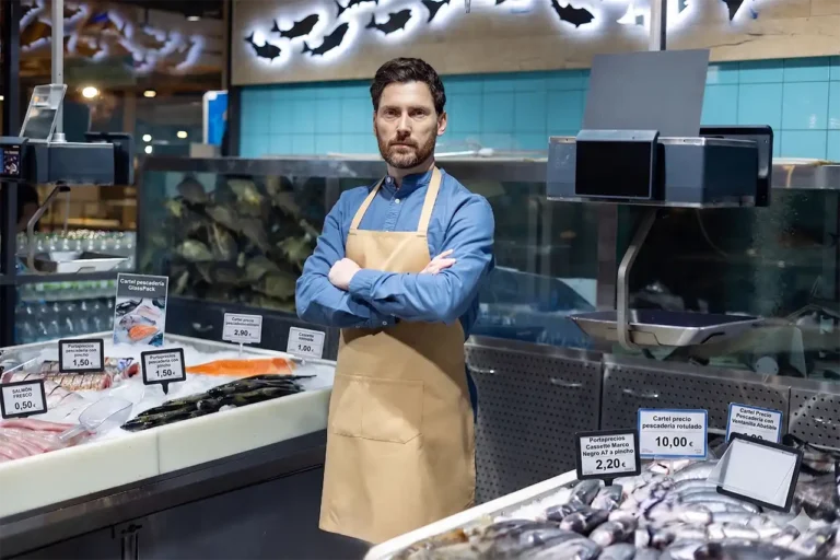 Portaprecios estancos y homologados colocados sobre el hielo de un mostrador de pescader&iacute;a profesional.