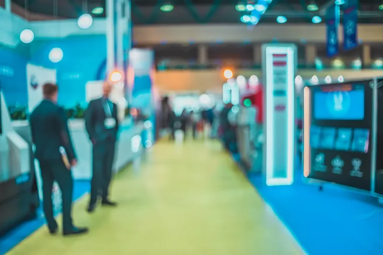Stand profesional en feria de empleo con portafolletos y material corporativo.