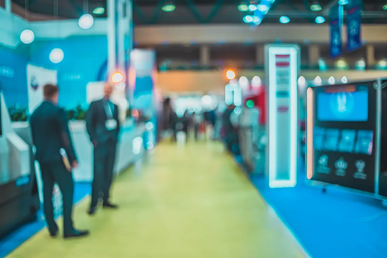 Stand profesional en feria de empleo con portafolletos y material corporativo.