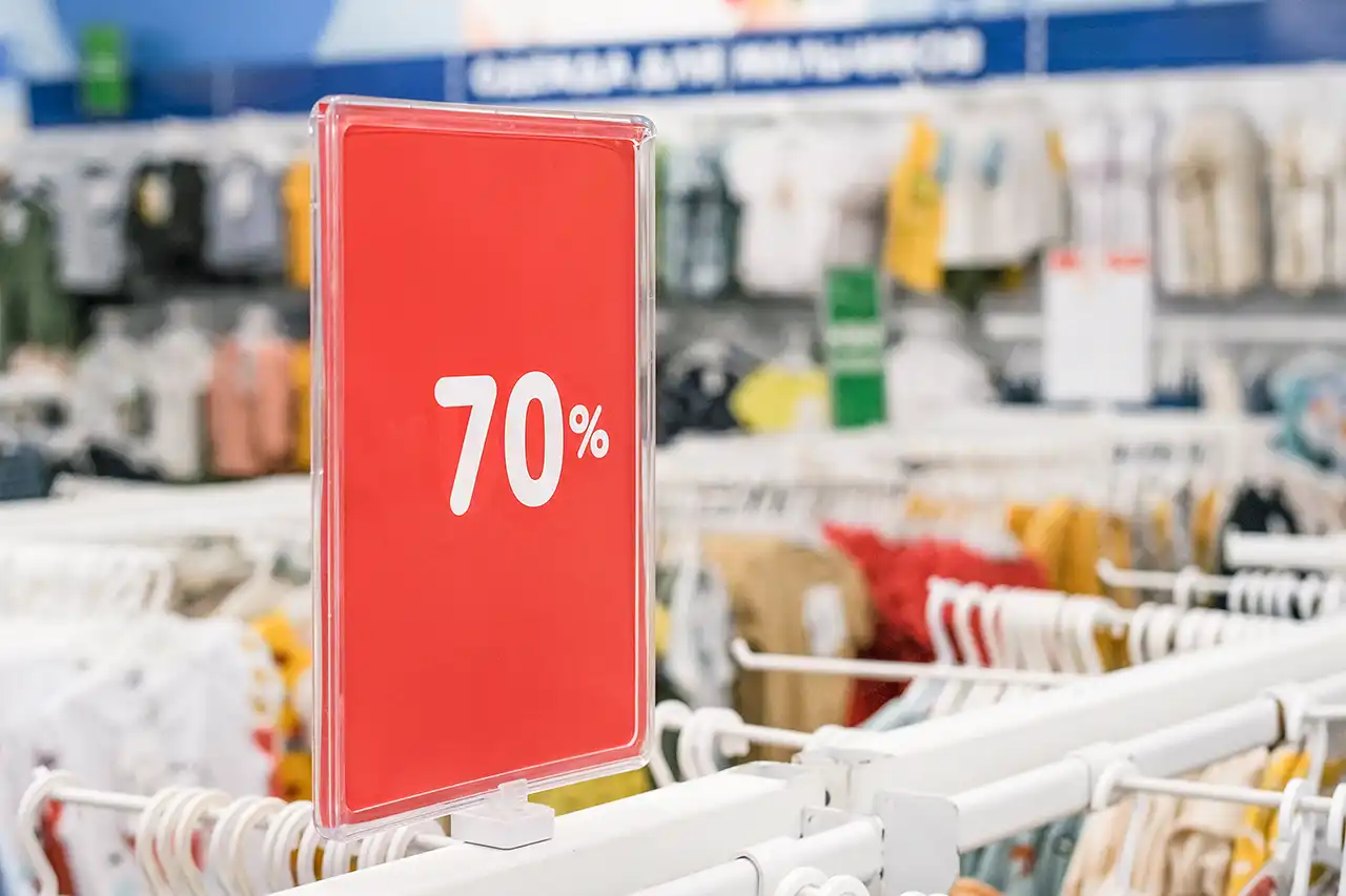 Carteler&iacute;a para supermercados. Estanter&iacute;a met&aacute;lica de supermercado con un soporte magn&eacute;tico que sujeta un marco de pl&aacute;stico con un cartel promocional de precio.
