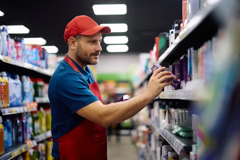 Organizar estanter&iacute;as. Lineal de supermercado perfectamente ordenado mediante sistemas de divisi&oacute;n pl&aacute;stica transparente y productos alineados al frente.